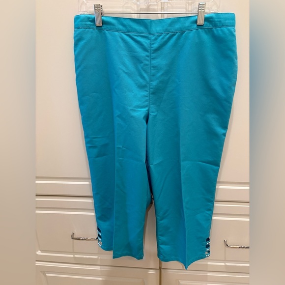 Alfred Dunner Women's Petite Embellished Cuff Twill Capri 12 Petite - Picture 1 of 6